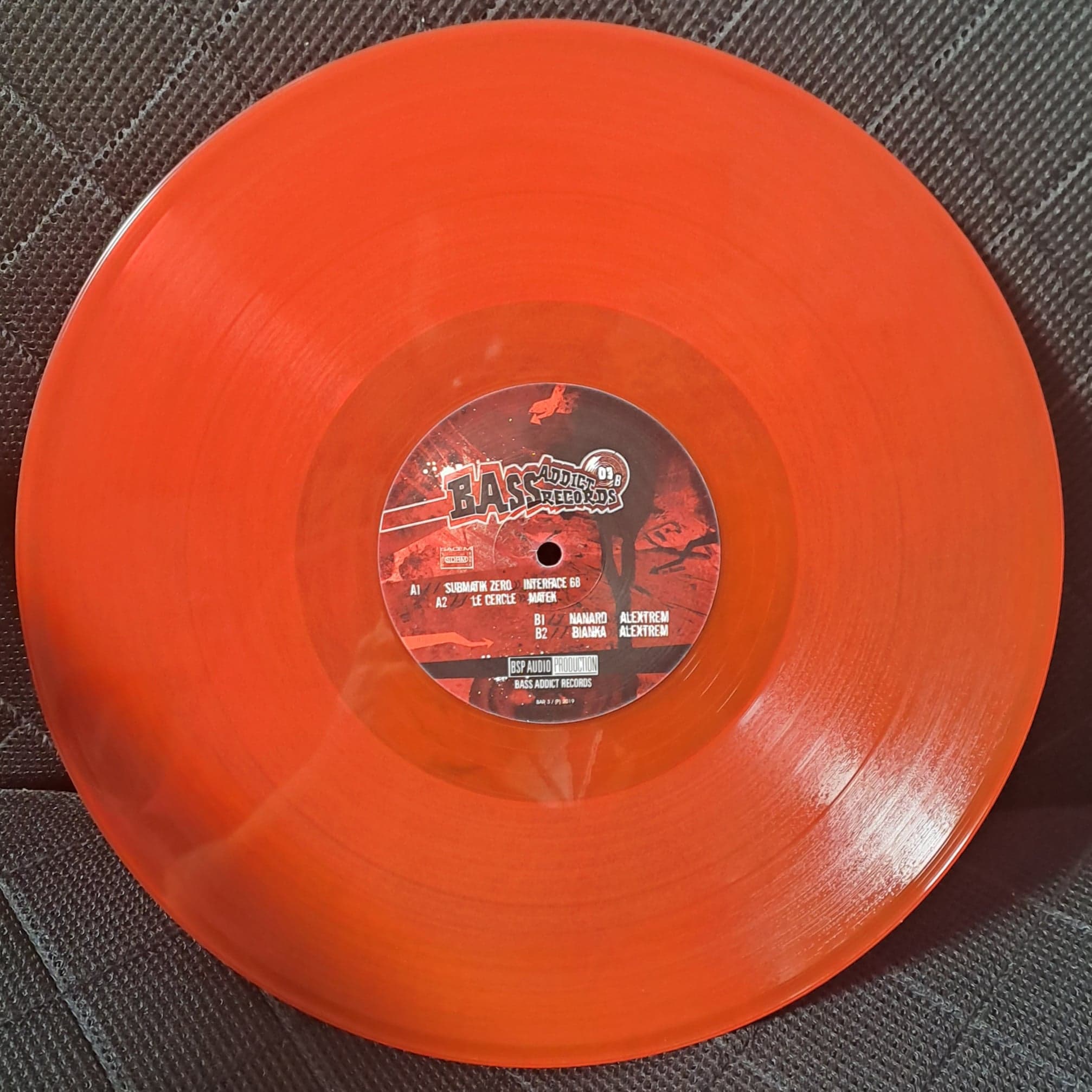 Bass Addict 03 (Rouge transparent) - vinyle tribe