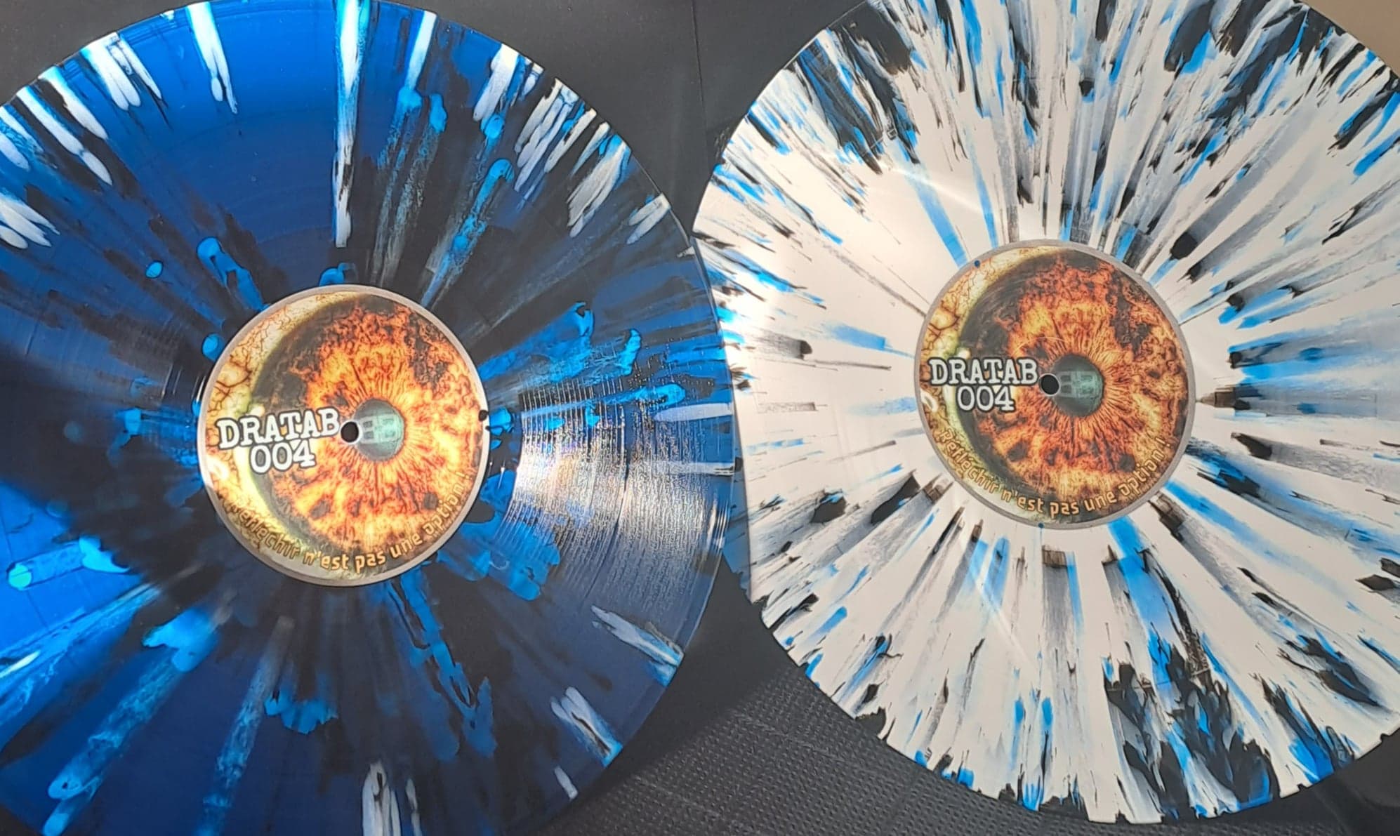 Dratab 004 (splatter) (toute dernière copie en stock) en blanc et bleu) - vinyle tribecore